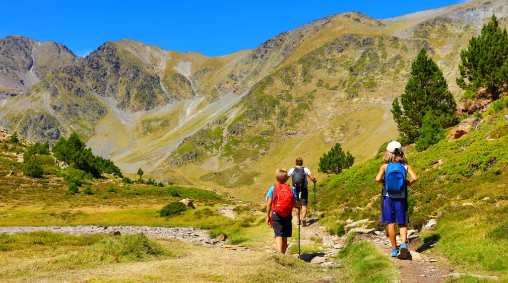 famille en randonnée dans les Pyrénées en période estivale