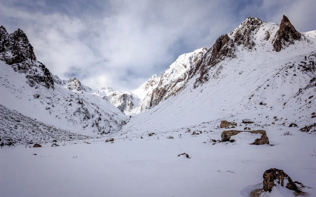 deux personnes faisant une randonnée en raquettes au Plateau de Beille dans les Pyrénées