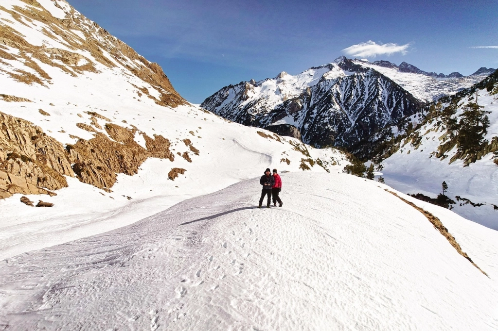 skieurs sur une piste des Pyrénées